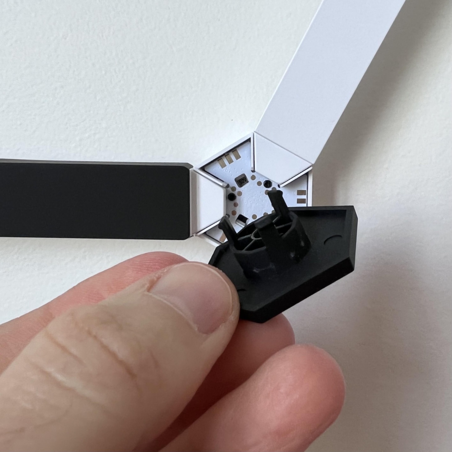 Pratique : les housses en peau noire mate vous permettent de transformer les lumières modulaires Nanoleaf Lines HomeKit.