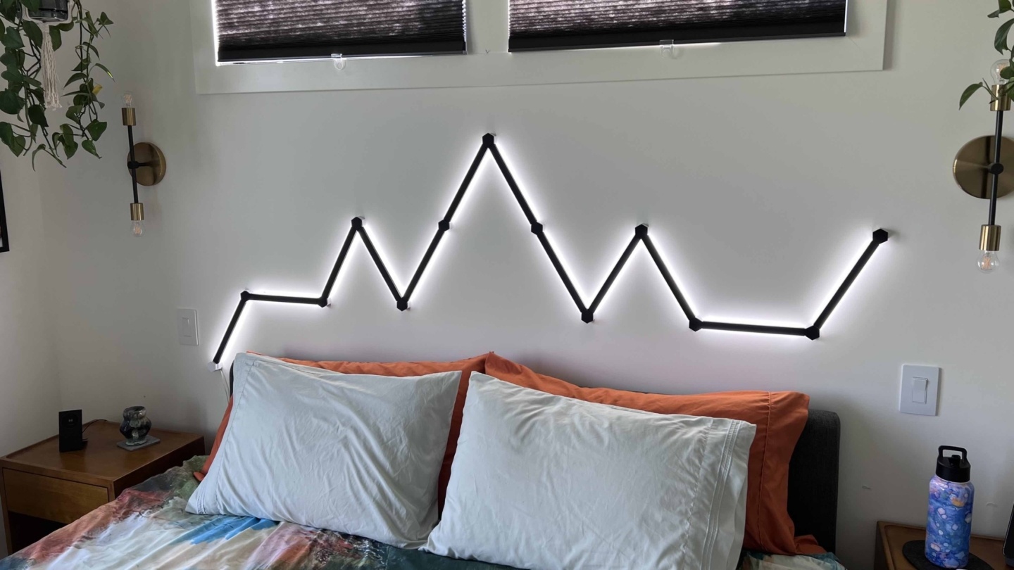Pratique : les housses en peau noire mate vous permettent de transformer les lumières modulaires Nanoleaf Lines HomeKit.