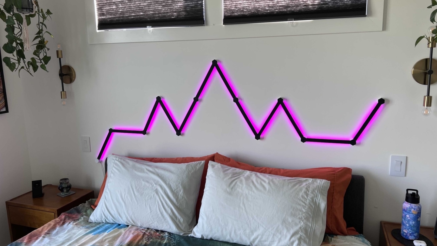 Pratique : les housses en peau noire mate vous permettent de transformer les lumières modulaires Nanoleaf Lines HomeKit.